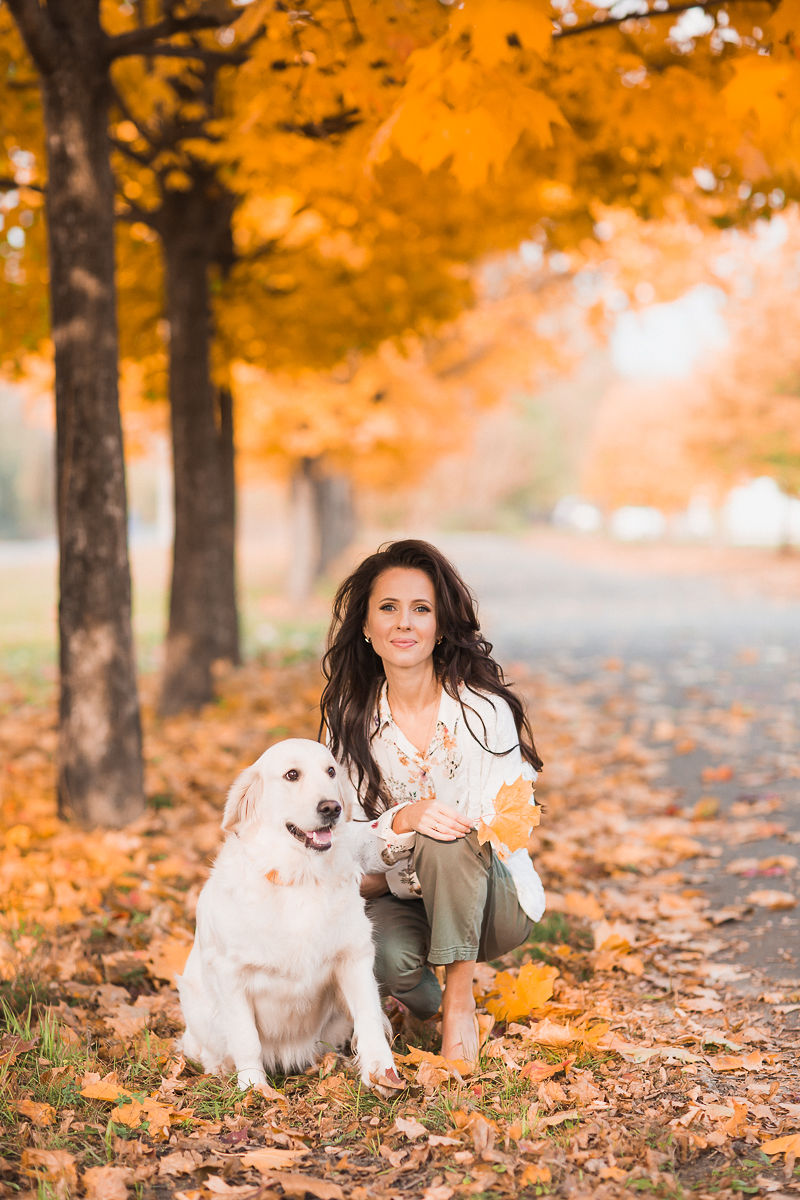 Herbstliches Editorial-Porträt mit einem Golden Retriever zwischen gefallenen Blättern, natürliches Glam-Make-up von Elena Potapenko
