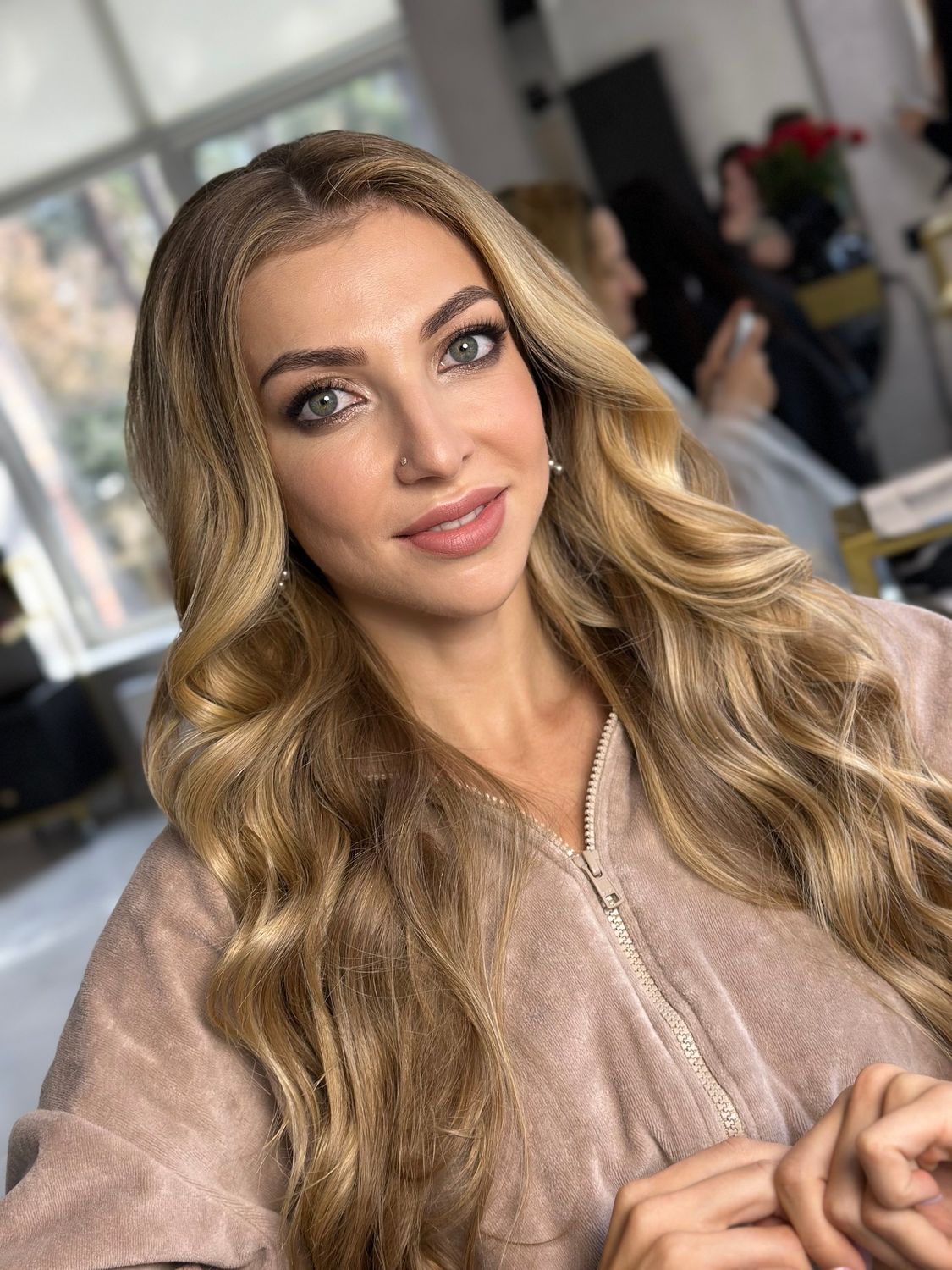 Backstage-Glam-Look mit weichen Wellen und strahlender Haut