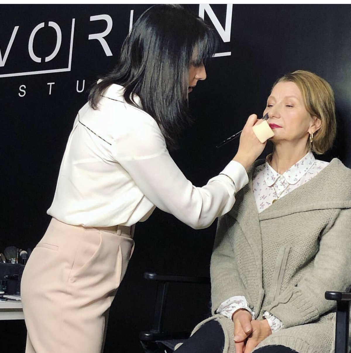 Momento backstage durante l'applicazione del trucco in studio
