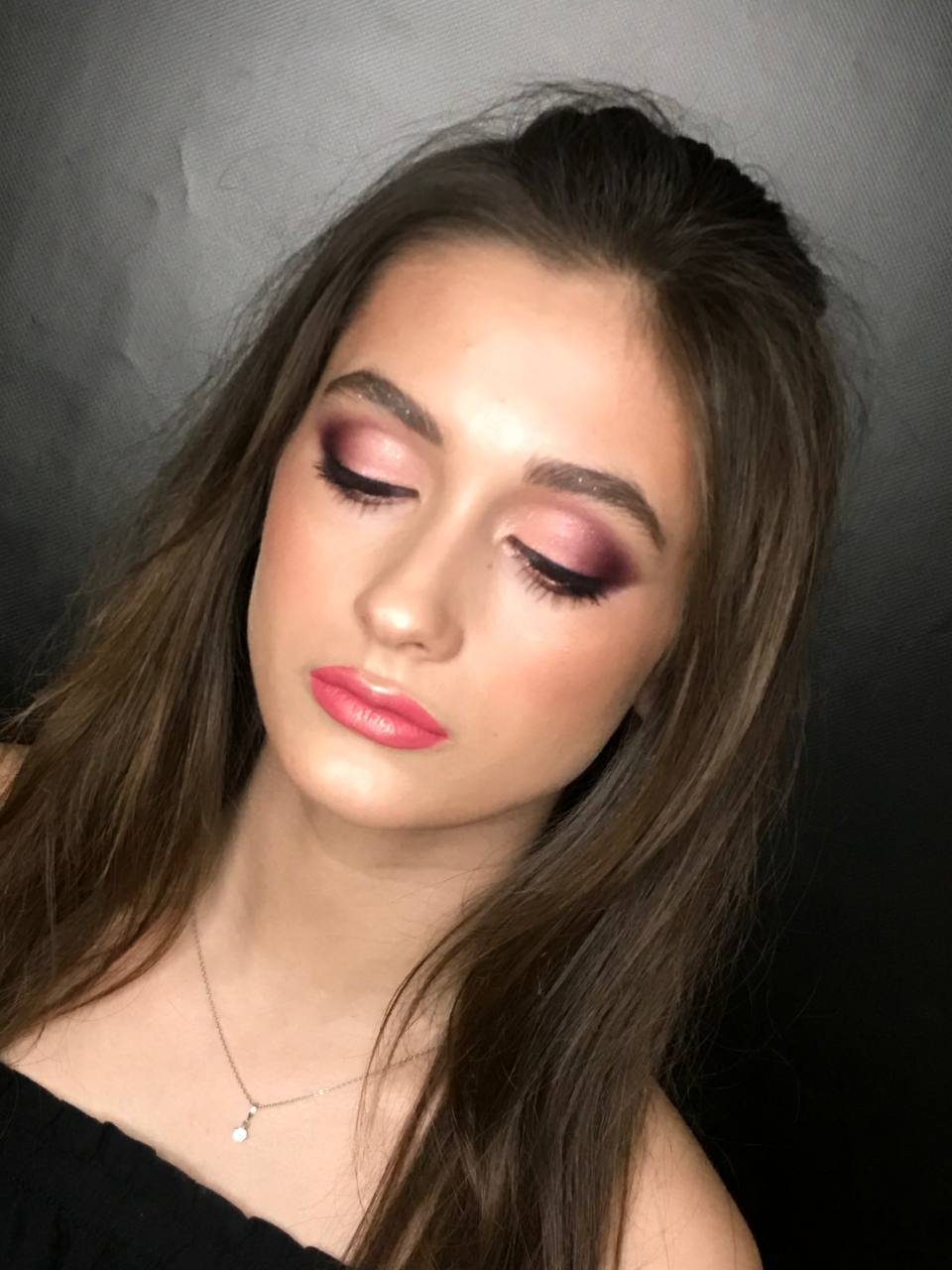 Beeren- und Pflaumen-Lidschatten-Look, Porträt mit geschlossenen Augen und Korallenlippen