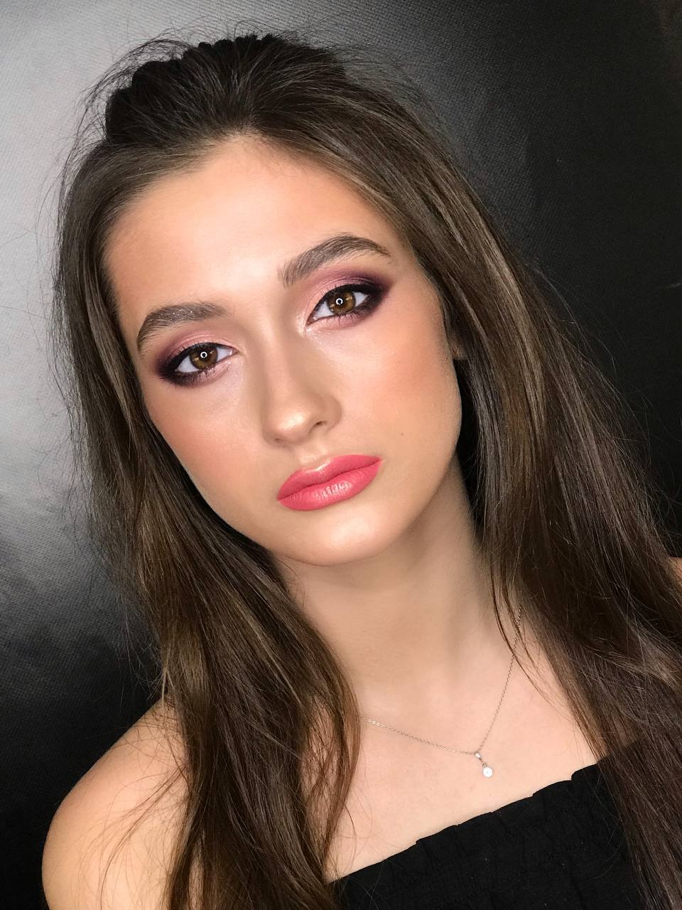 Beeren- und Pflaumen-Smokey-Eye mit Korallenlippen, frontales Glam-Porträt
