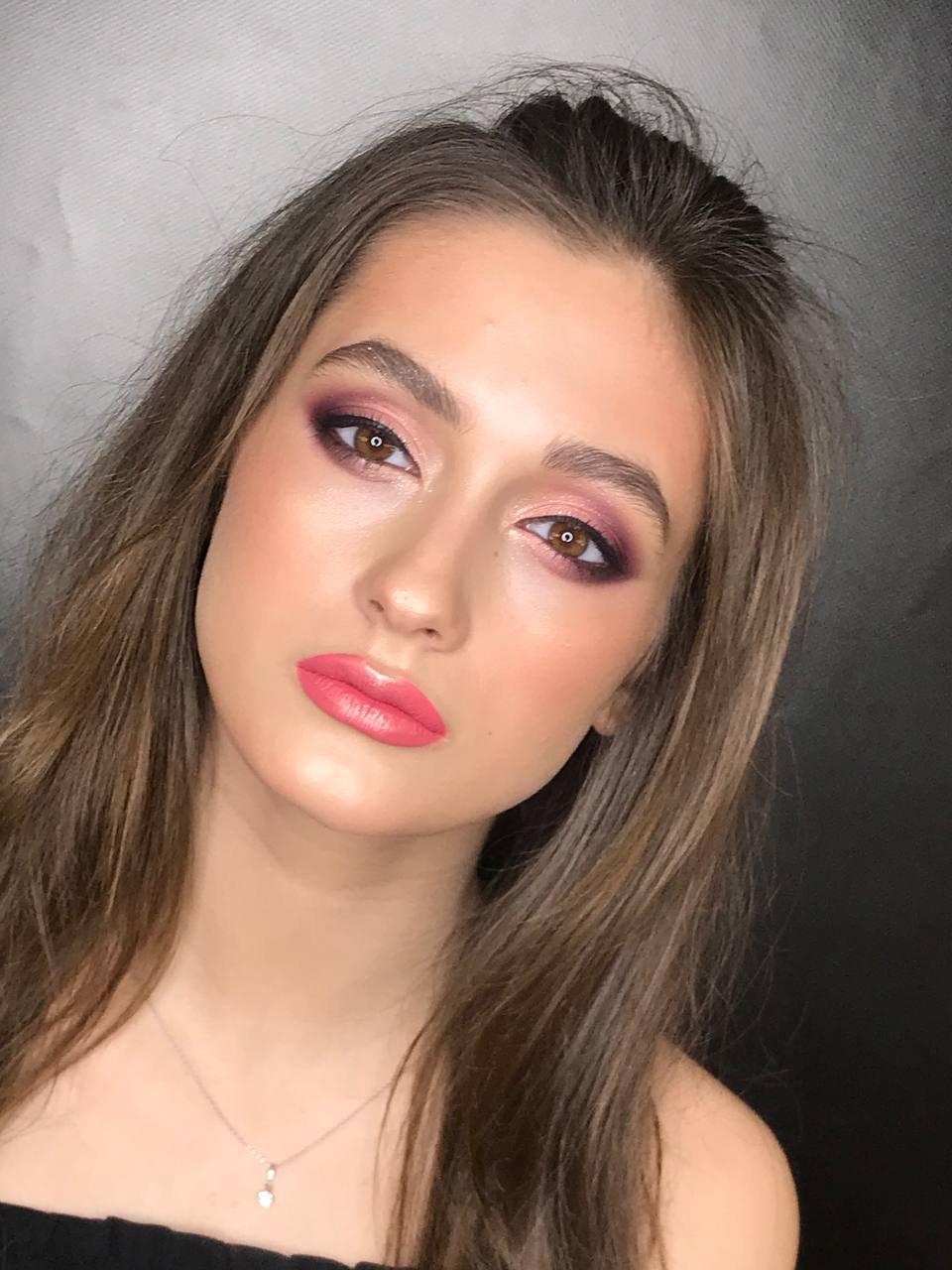 Beeren- und Pflaumen-Smokey-Eyes mit Korallenlippen, Porträt im Profil