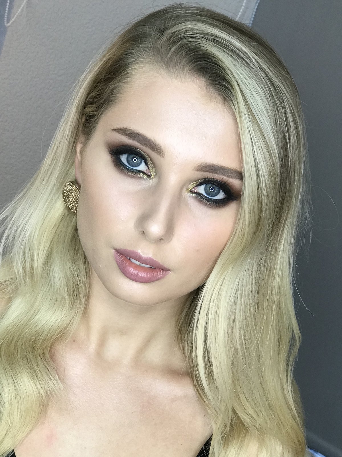 Brautmake-up-Porträt mit goldenem Smokey Eye an einem blonden Modell