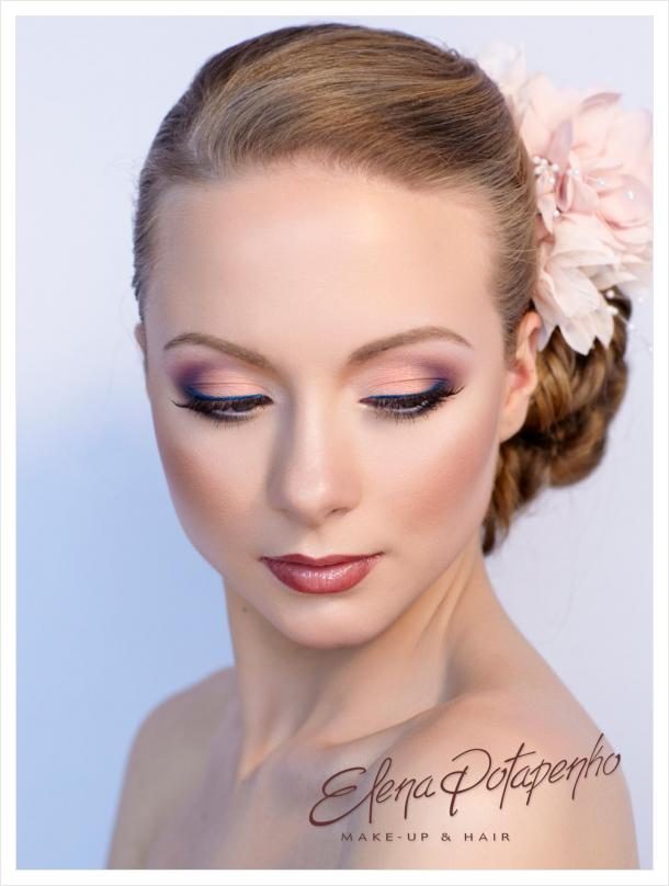 Primo piano beauty sposa con trucco occhi drammatico
