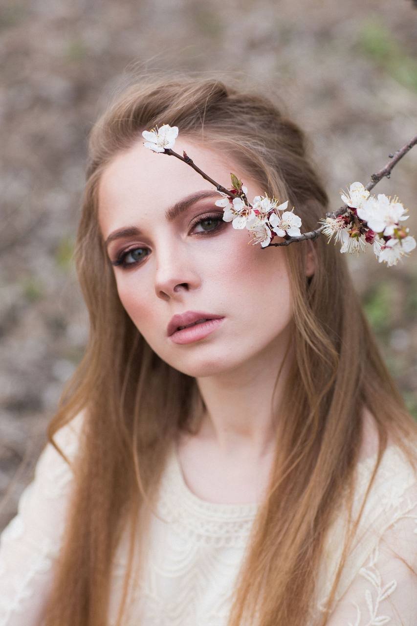 Romantisches Bridal-Make-up-Porträt mit Blütenzweigen