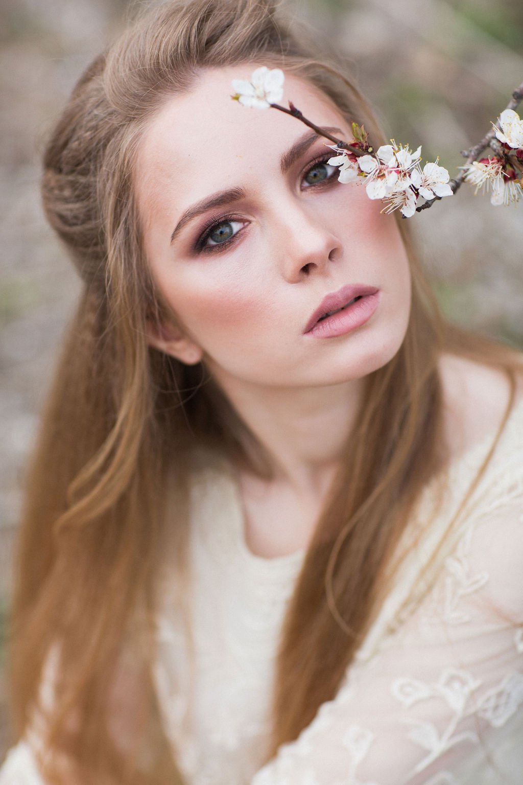Romantisches Bridal-Make-up-Porträt mit Blütenzweigen, Nahaufnahme