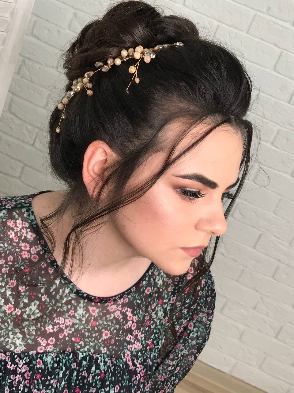 Hochsteckfrisur mit goldenem Perlenhaarschmuck und weichen Gesichtssträhnen