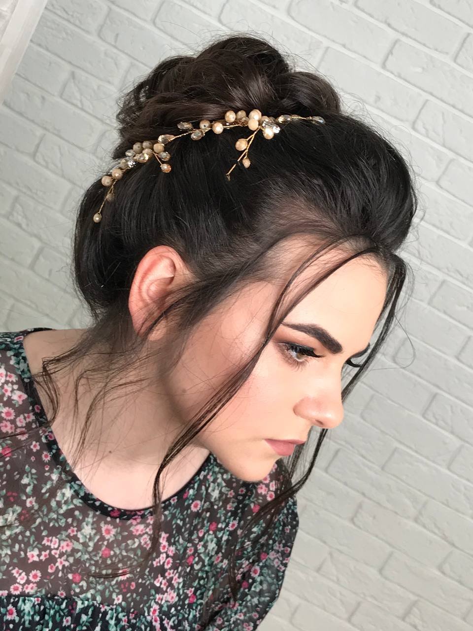Elegante Hochsteckfrisur mit goldenem Perlenhaarschmuck, Profilansicht