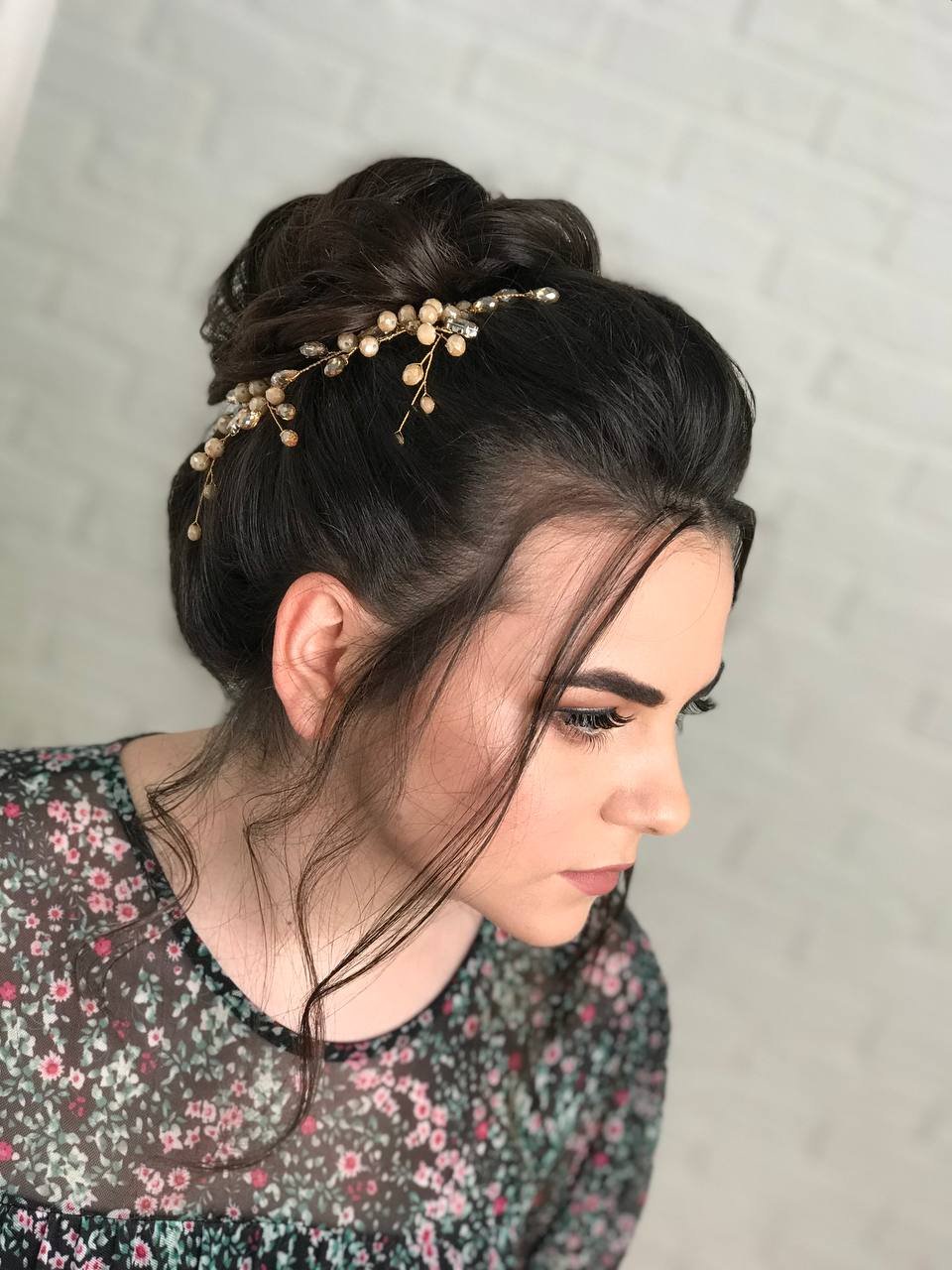 Hochsteckfrisur mit goldenem Perlenhaarschmuck, Detailansicht von der Seite