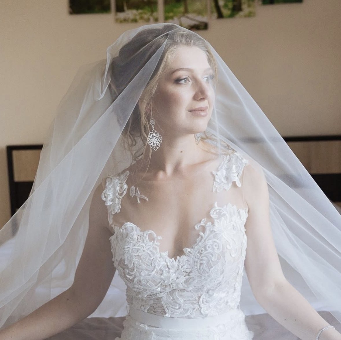 Portrait de mariée dramatique avec voile, maquillage soft glam par Elena Potapenko