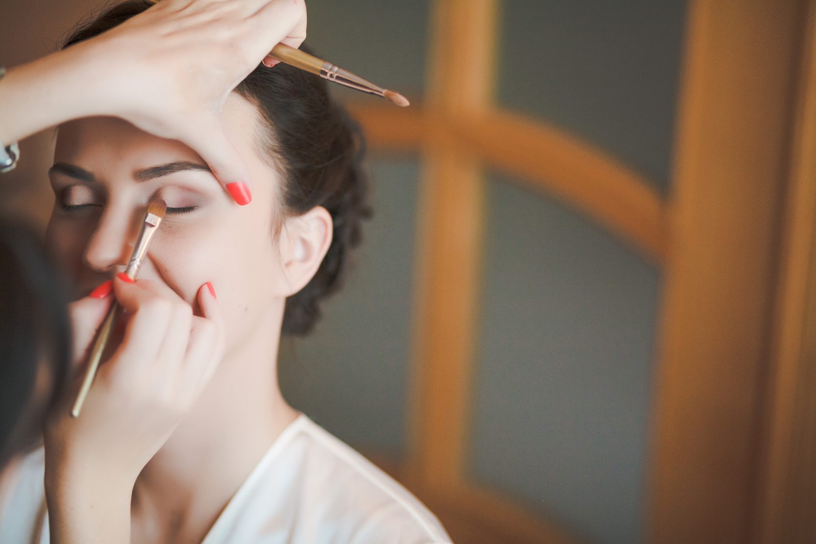 Gros plan de l'application du rouge à lèvres pour un look de mariée