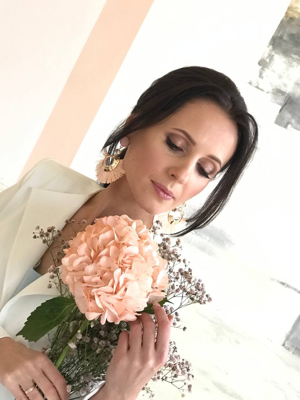 Brautporträt mit pfirsichfarbenem Hortensienstrauß, natürliches Braut-Make-up von Elena Potapenko