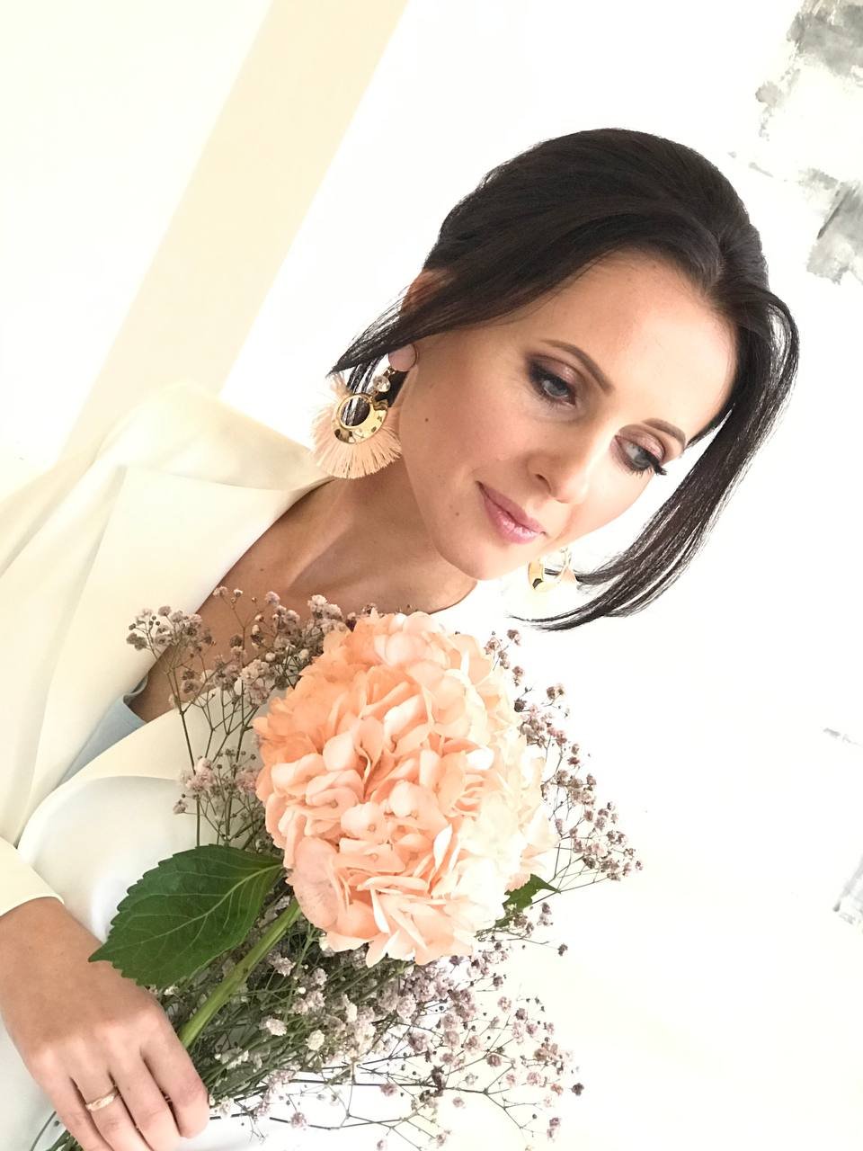 Braut mit weichem Glam-Make-up und pfirsichfarbenem Hortensienstrauß, gestylt von Elena Potapenko