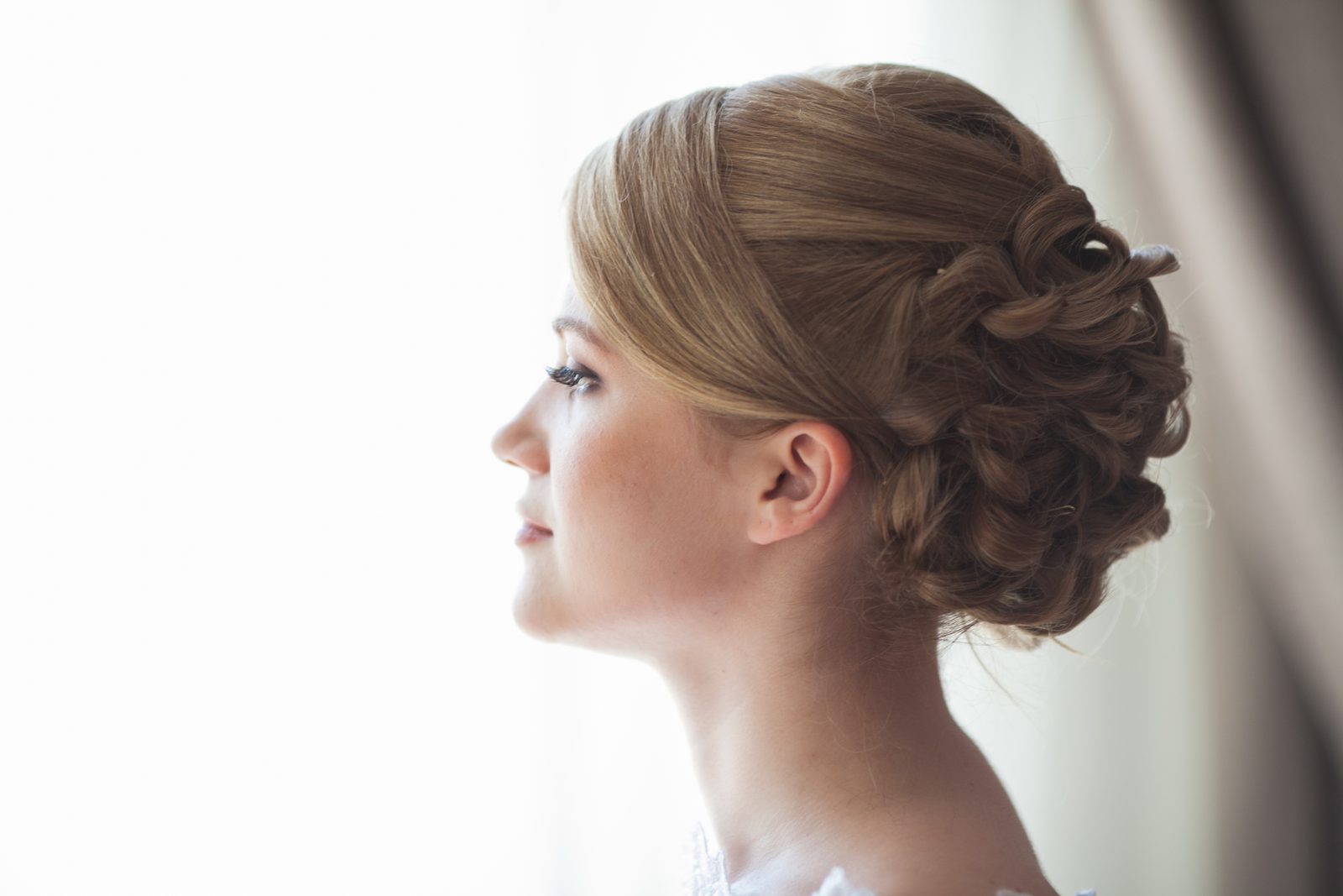 Chignon de mariée, portrait de profil