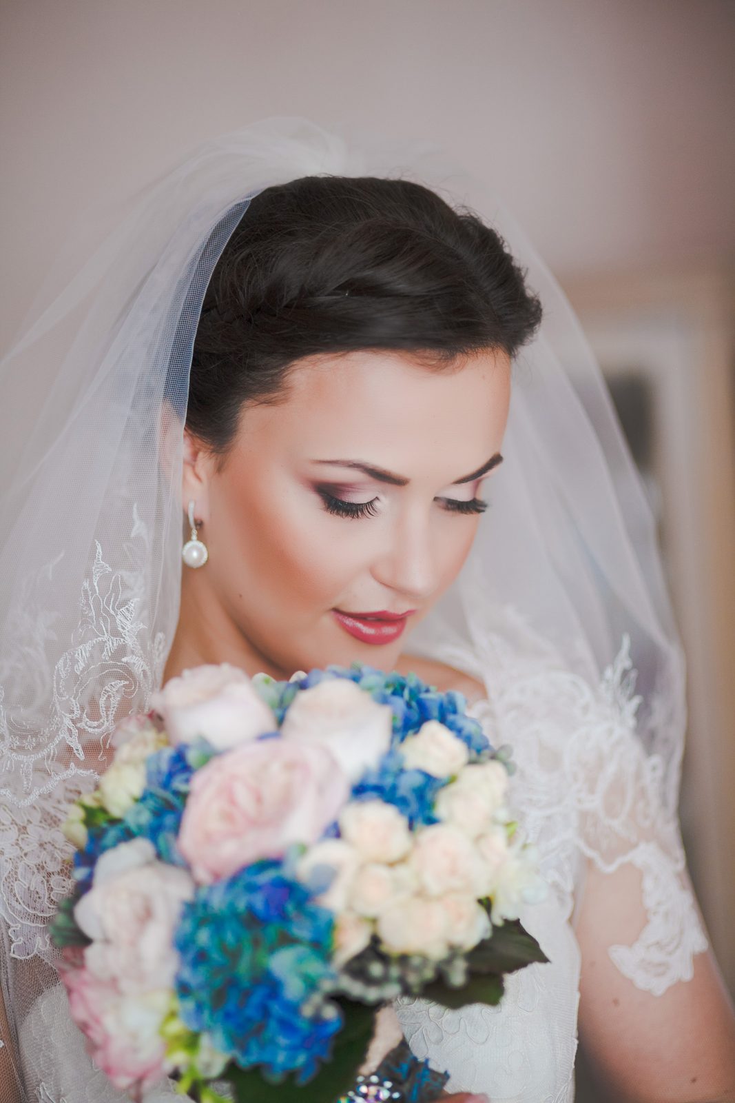 Mariée avec voile tenant un bouquet coloré, portrait de mariée