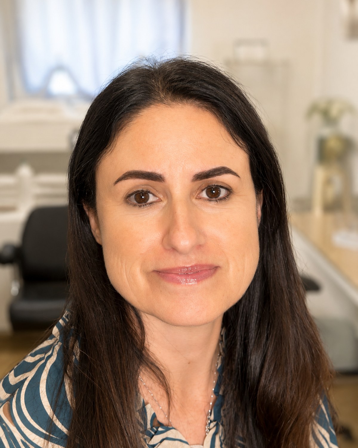 Gros plan sur des sourcils permanents à l'aspect naturel, technique sourcils poudrés par Elena Potapenko