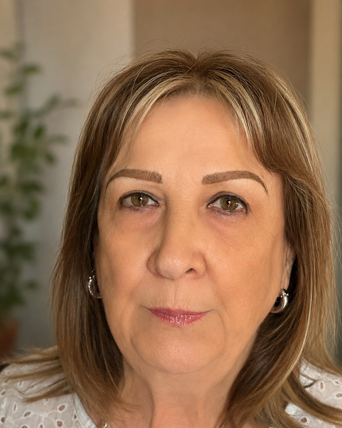 Femme aux sourcils poudrés naturels et maquillage du quotidien, maquillage permanent par Elena Potapenko