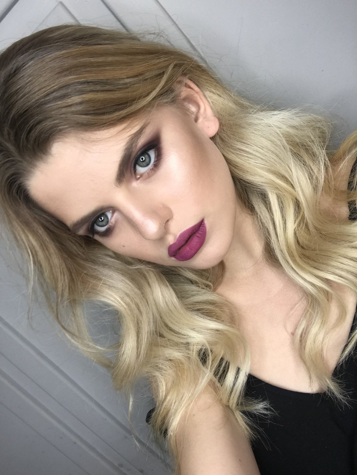 Bordeaux- und Malve-Smokey-Eye-Make-up mit Beerenlippen auf blonden Wellen