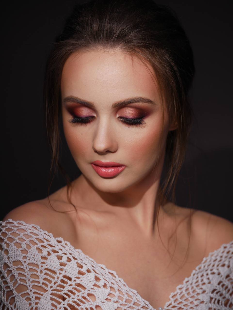 Bordeaux- und Rosé-Smokey-Eyes, weiches Glam-Porträt mit geschlossenen Augen