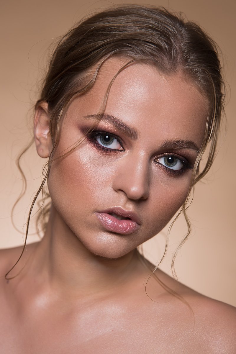 Kupferfarbenes Smokey Eye Make-up mit nassem Frisureneffekt, editorielles Beauty-Shooting