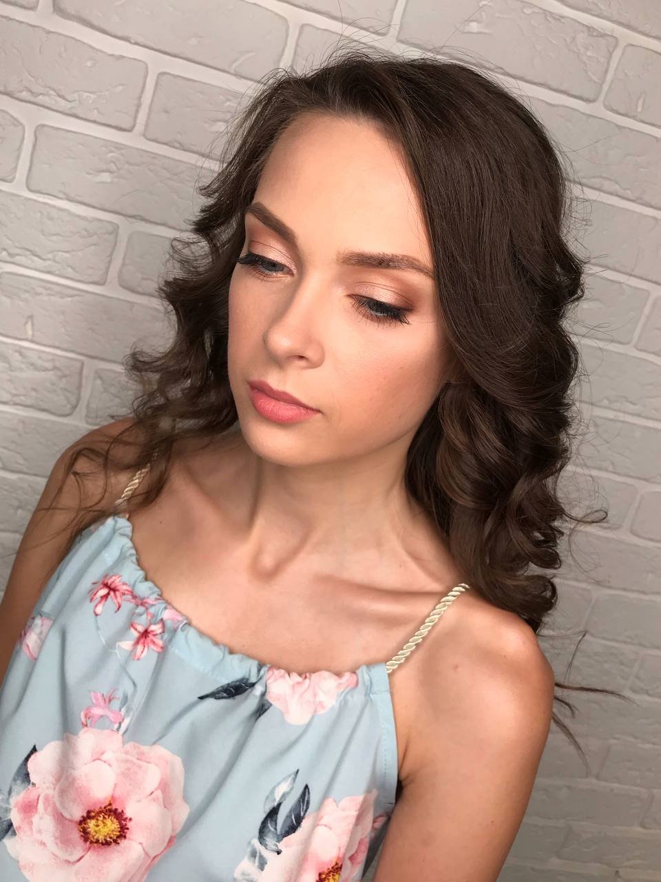 Weiche Locken-Frisur mit warmem Bronze-Smokey-Eye, Porträt mit geschlossenen Augen