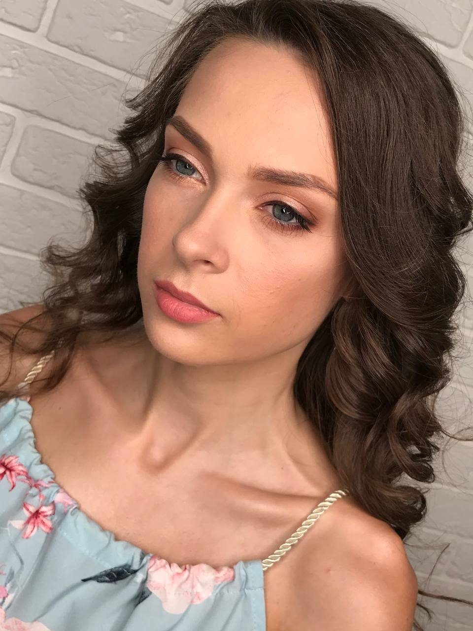 Weiche Locken-Frisur mit warmem Bronze-Augen-Make-up, Porträt im Profil