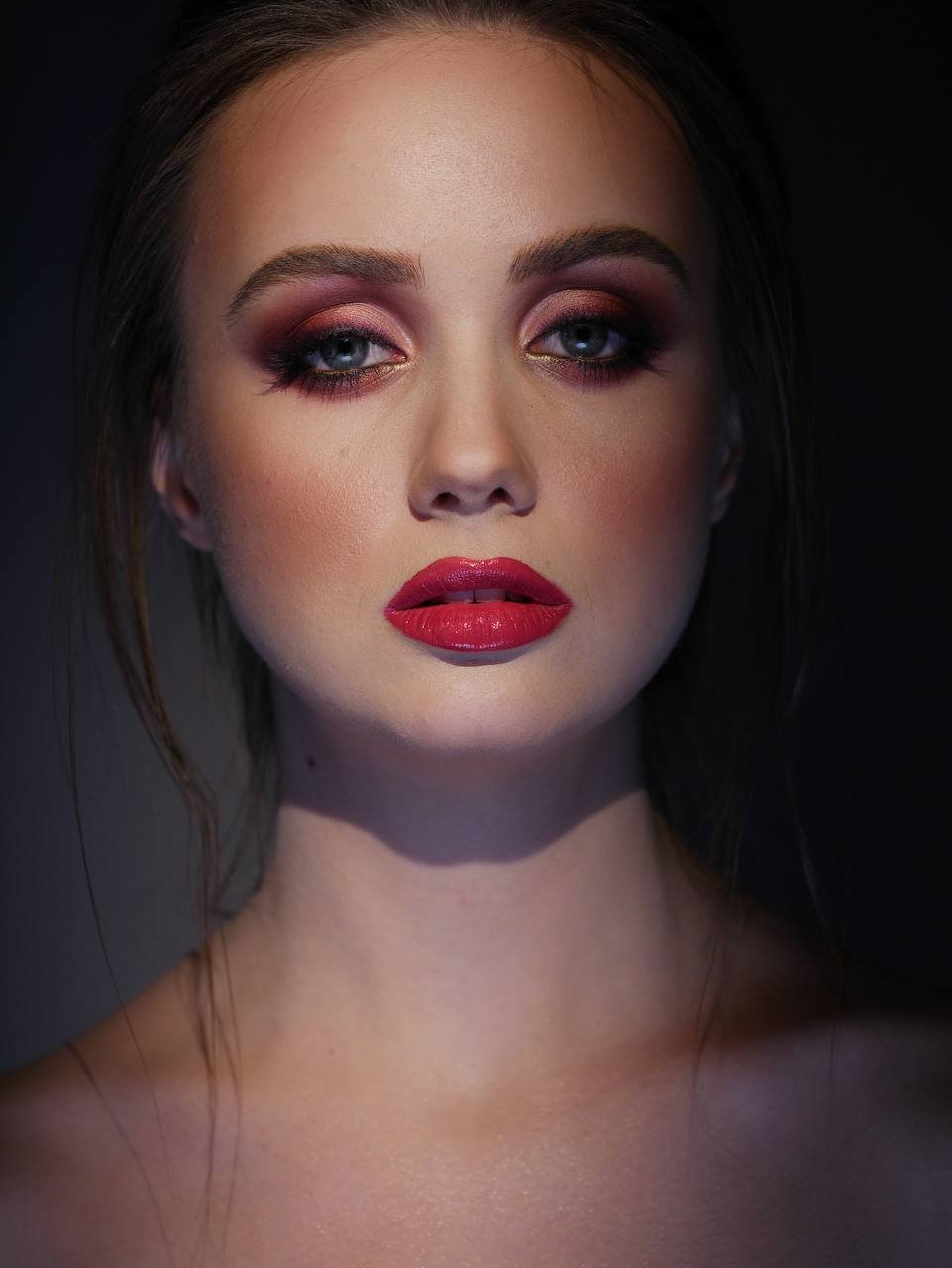Dramatischer roter Lippenstift mit warmem Smokey Eye, intensives Abend-Make-up