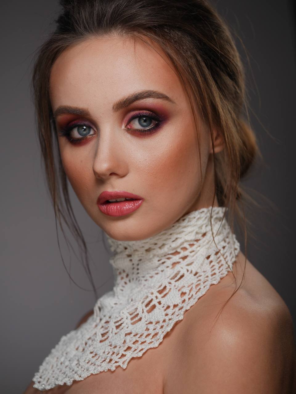 Editorial Bordeaux-Smokey-Eyes-Make-up mit Häkelspitzenkragen, ausdrucksstarker Glam-Look