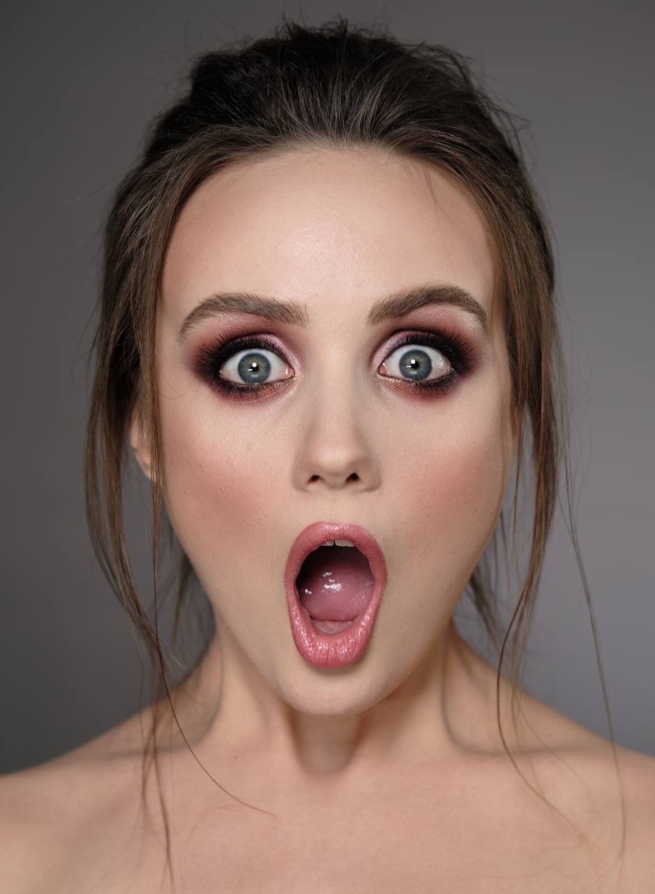 Editoriales Bordeaux-Smokey-Eye-Make-up, dramatischer Ausdruck