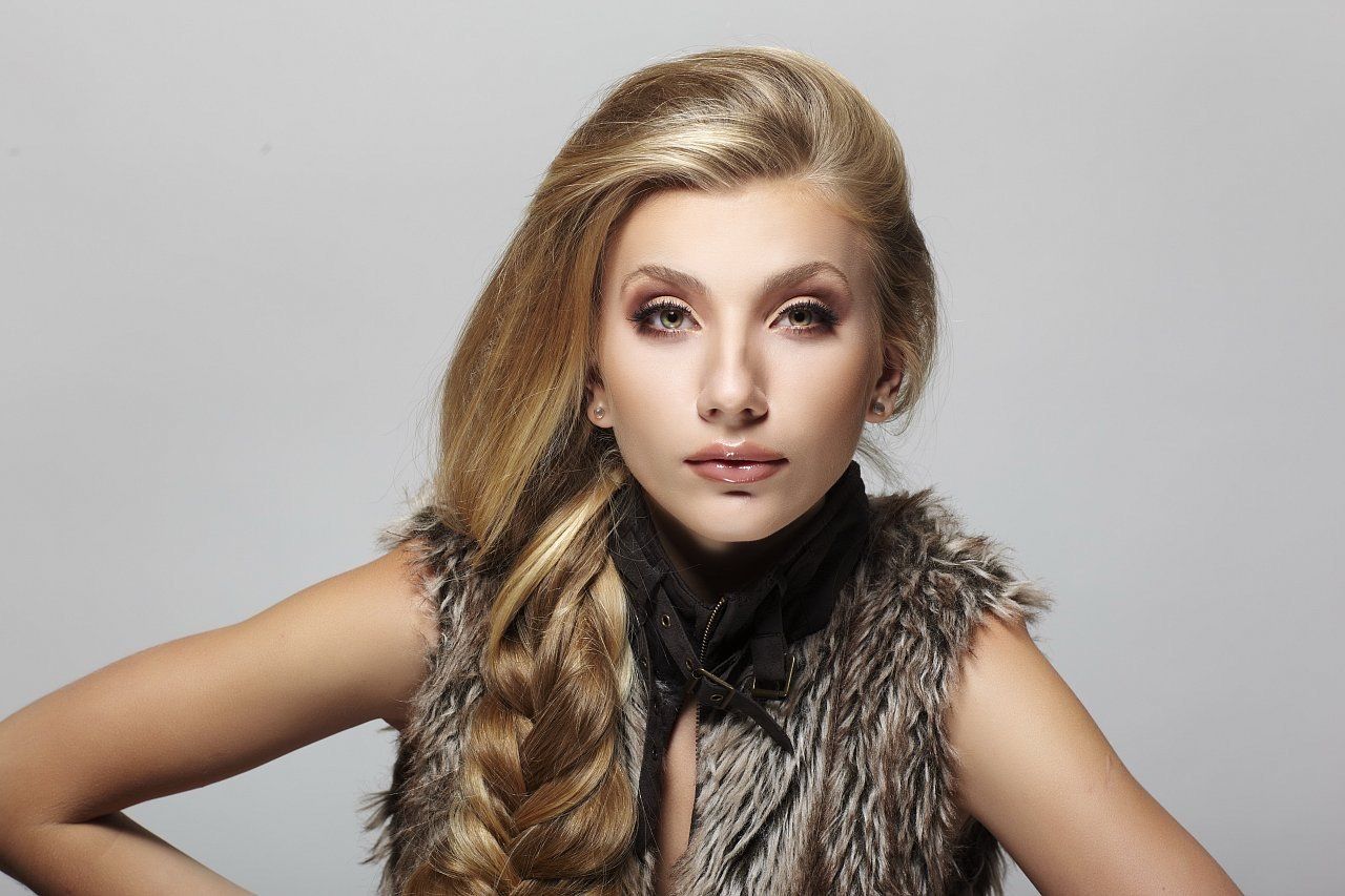 Editorialer Make-up- und Frisurenlook mit weichem Zopf, aus dem Portfolio von Elena Potapenko