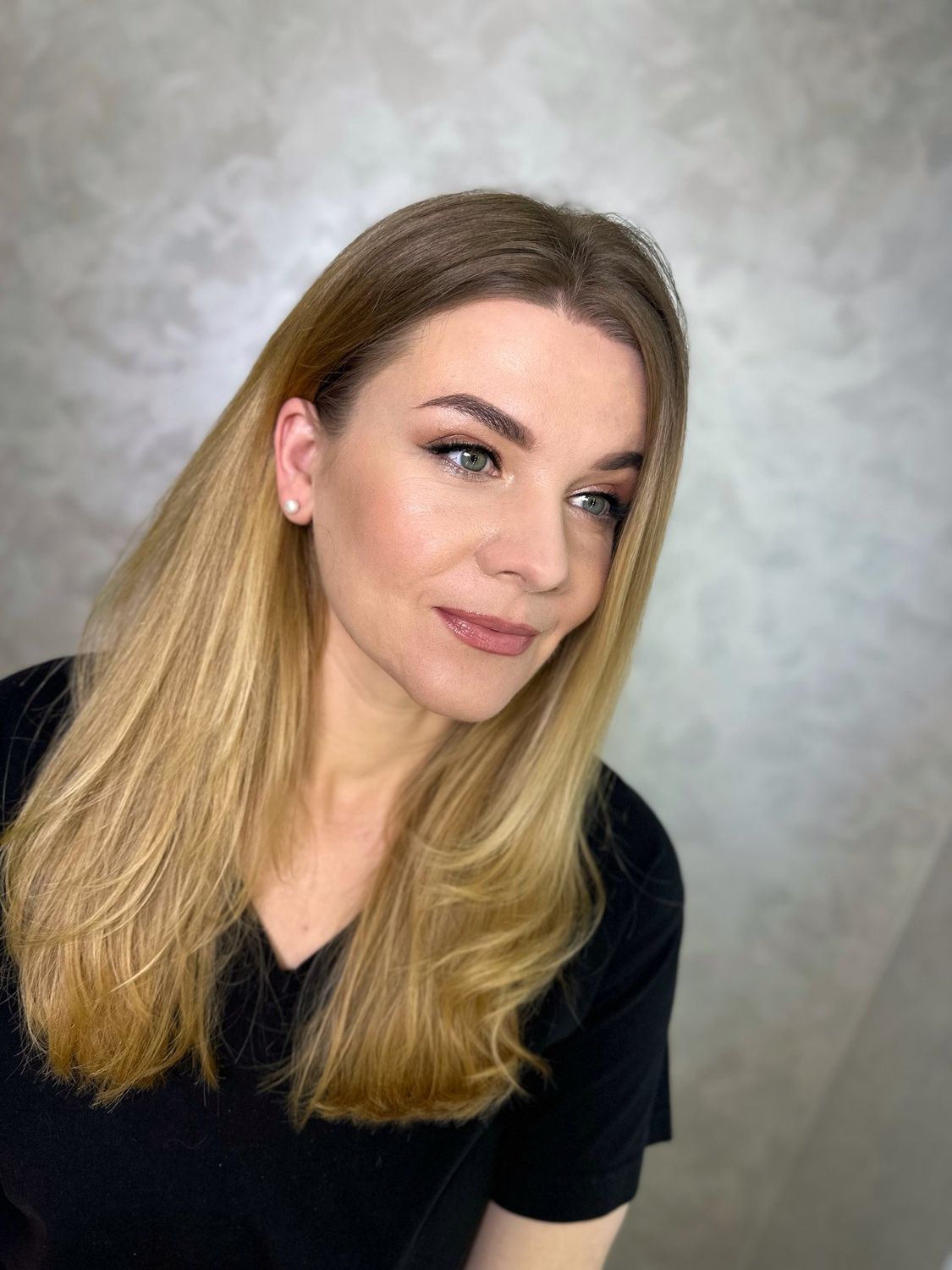 Elegantes Glam-Porträt mit sanftem Smokey Eye