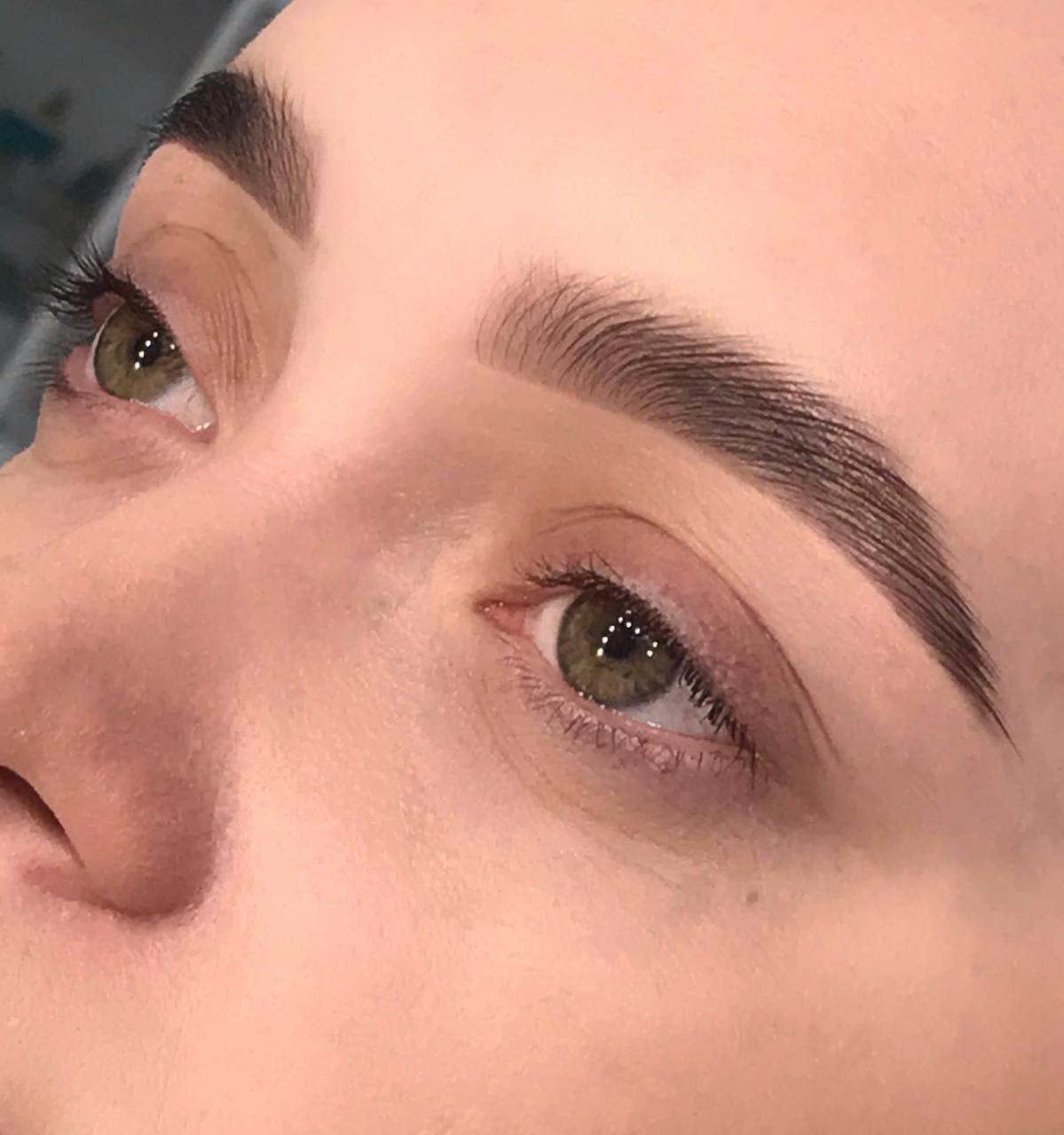 Primo piano di sopracciglia definite naturalmente e trucco quotidiano leggero