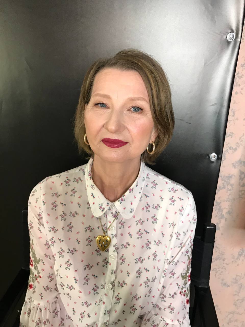 Elegantes Make-up mit Bordeaux-Lippenstift für eine reife Braut, natürliches Finish