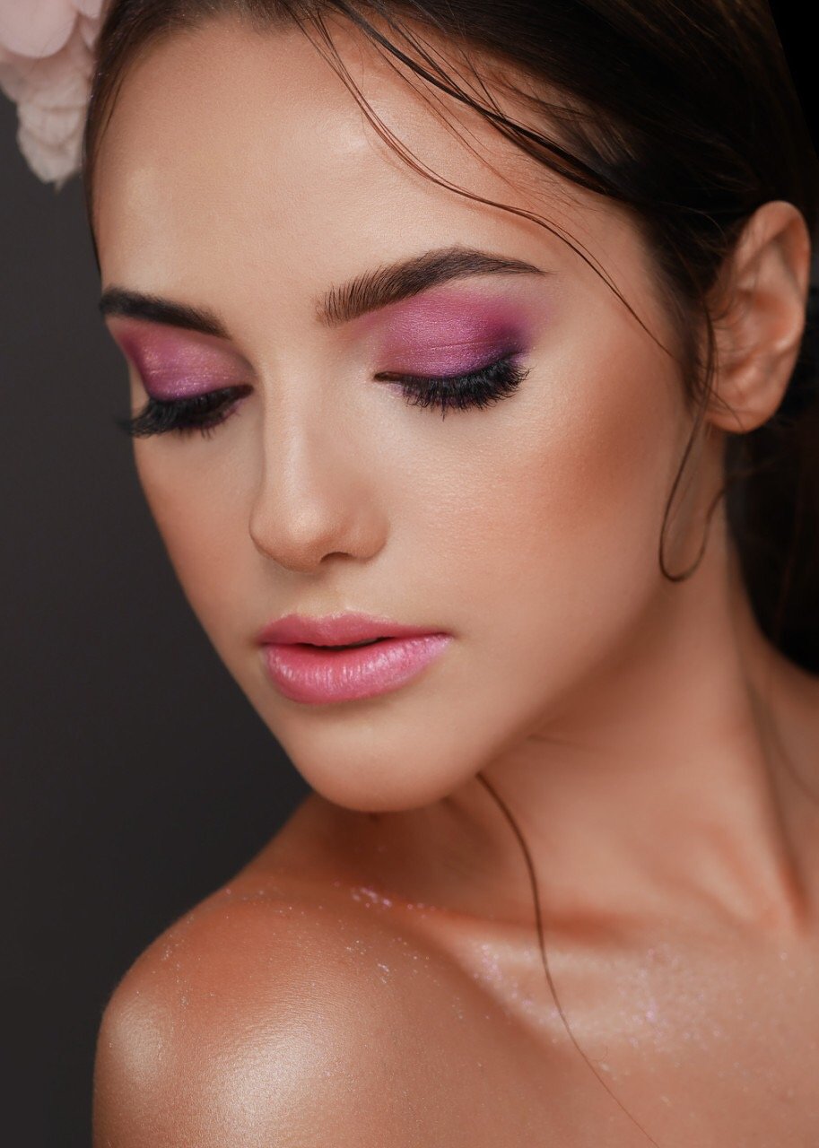 Mauvefarbener Lidschatten-Look mit zartem Blumenhaarschmuck, Porträt mit geschlossenen Augen