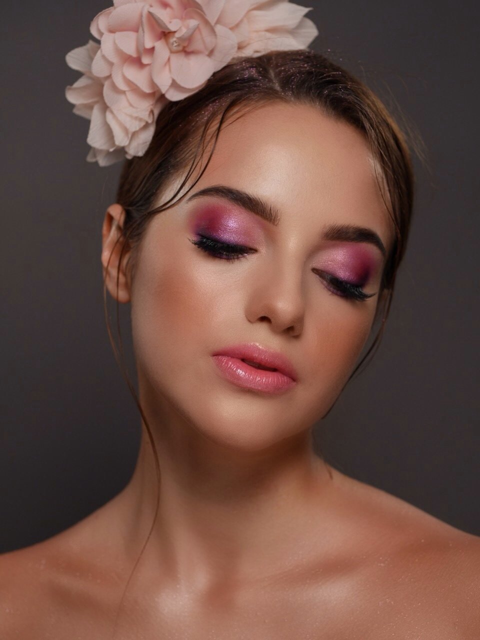 Rosa-lila Lidschatten-Make-up, Porträt mit geschlossenen Augen und Blumenhaarschmuck