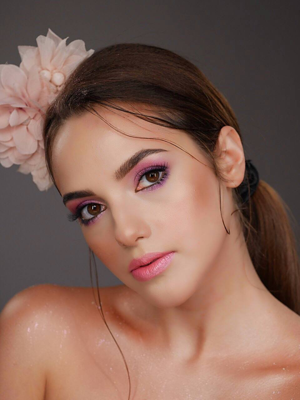 Rosa-lila Lidschatten-Look mit zartem Blumenhaarschmuck