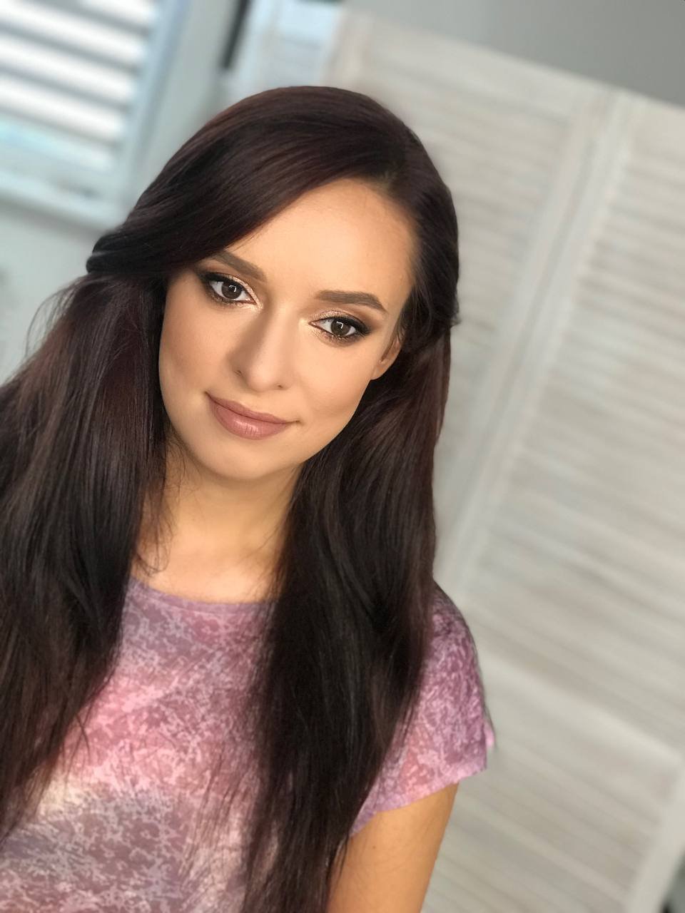 Soft-Glam-Make-up-Porträt mit seitlichem Pony