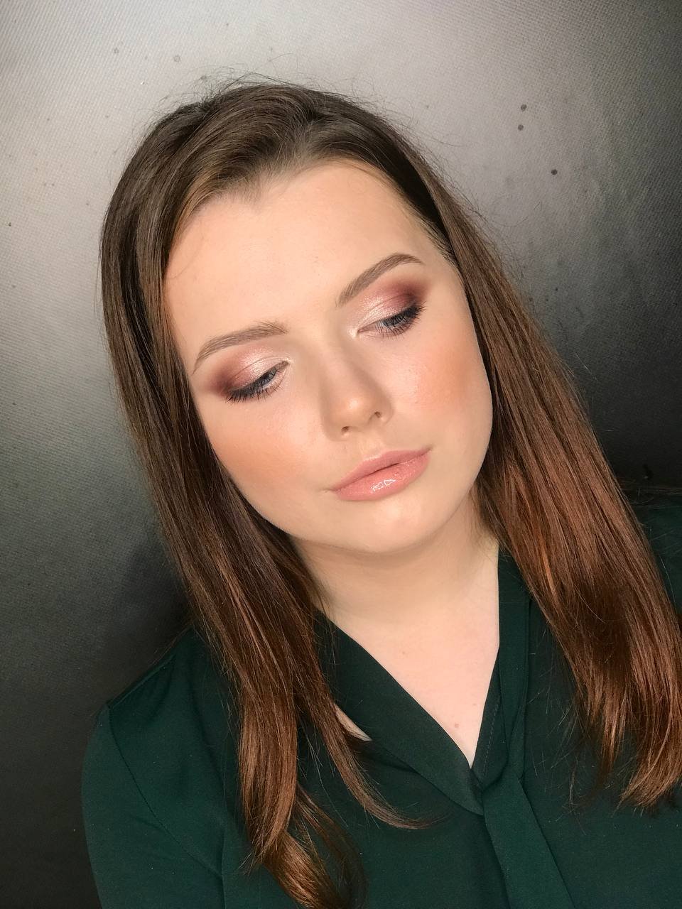 Warmtoniges Smokey Eye Make-up, Porträt mit geschlossenen Augen und strahlendem Finish