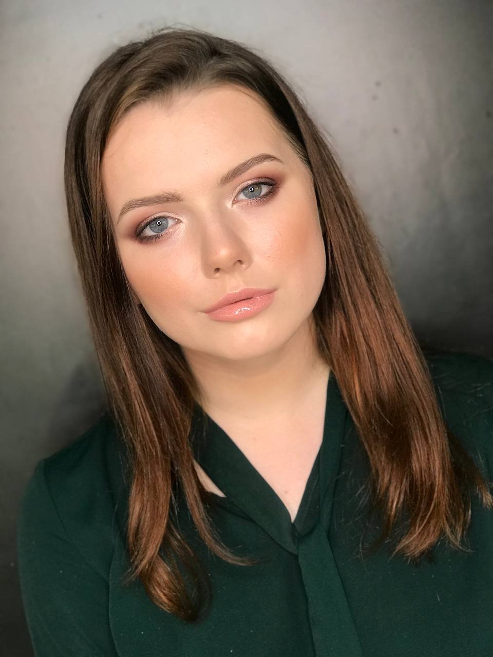 Warmtoniges Smokey Eye und strahlende Haut, frontales Glam-Porträt