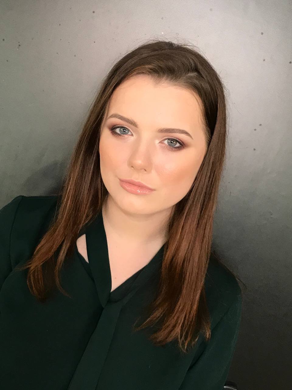 Warmtoniges Smokey Eye Make-up mit sanftem Glow, natürlicher Glam-Look