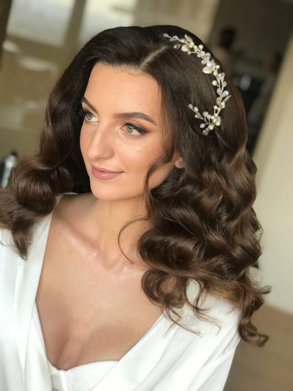 Coiffure de mariée avec vagues souples et délicat bijou de cheveux par Elena Potapenko